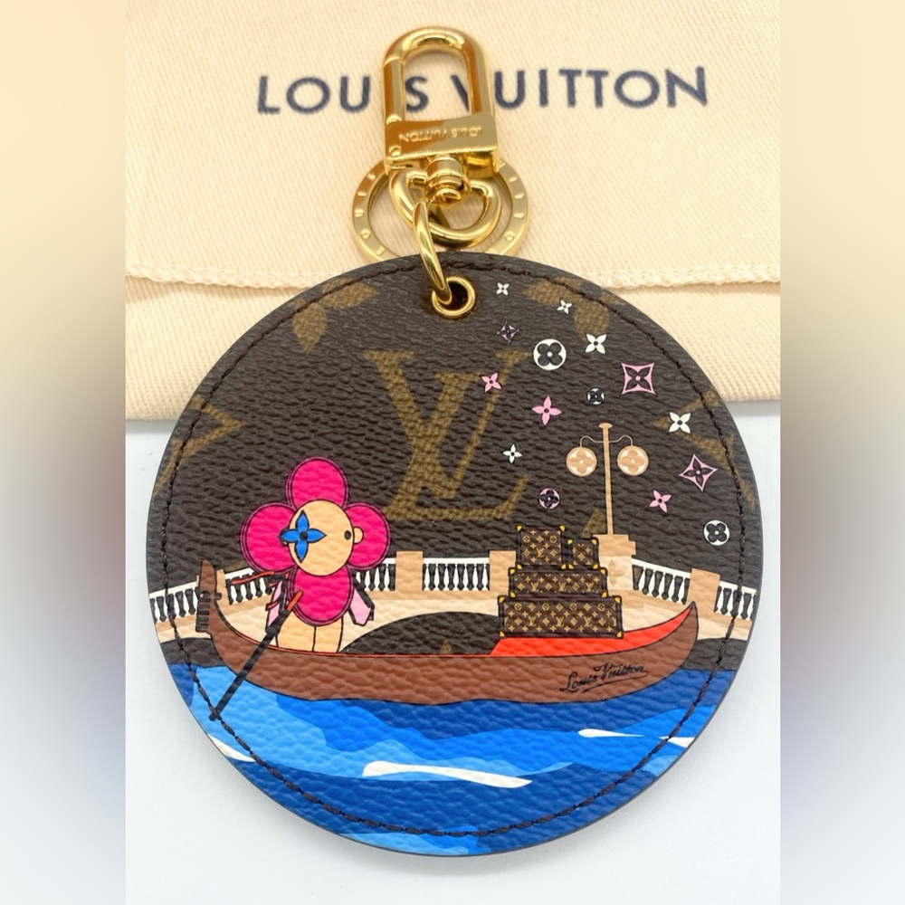 Louis Vuitton
2019 Illustrè Vivienne Venice Bag Charm & Key Holder - Picture 3 of 8